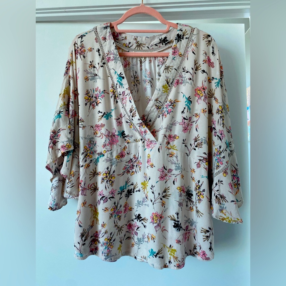 Flint & Moss l Floral V-Neck